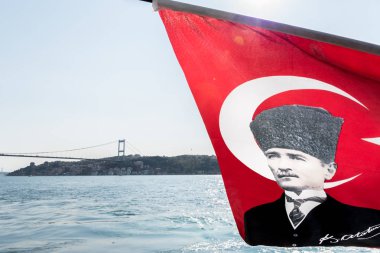Boğaz, sahil ve deniz Atatürk (Türklerin babası) resim üzerinde Türk bayrağı ile feribotuna defne Rüzgar, Beykoz, Istanbul, Türkiye sallayarak görünümünü.