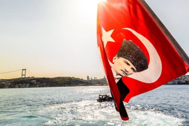 Boğaz, sahil ve deniz Atatürk (Türklerin babası) resim üzerinde Türk bayrağı ile feribotuna defne Rüzgar, Beykoz, Istanbul, Türkiye sallayarak görünümünü.
