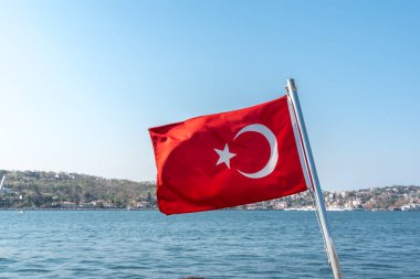 Boğaz, sahil ve deniz rüzgar, Beykoz Istanbul, Türkiye'de Türk bayrağı ile feribotuna defne görünümünü
