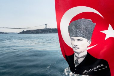 Boğaz, sahil ve deniz Atatürk (Türklerin babası) resim üzerinde Türk bayrağı ile feribotuna defne Rüzgar, Beykoz, Istanbul, Türkiye sallayarak görünümünü.