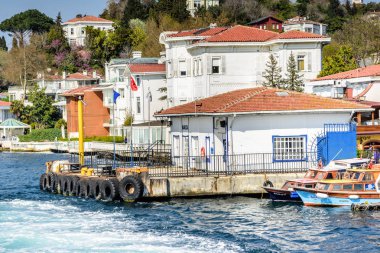 Tekne tur üzerinden Boğaz'ın Asya tarafında yer alan Kanlıca ve coastine manors iskele. Kanlıca Nisan, 2017 balık restoranları ve tatlı yoghurt.15 için ünlüdür
