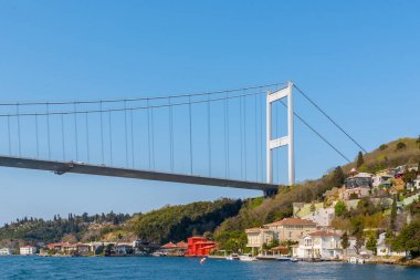 Boğaz, sahil ve deniz koyu Beykoz Istanbul, Türkiye'de feribotuna görünümünü
