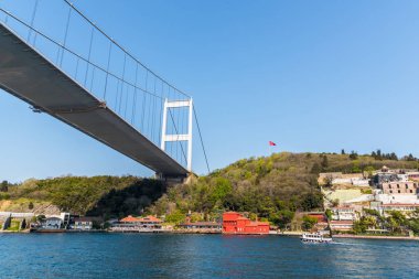Boğaz, sahil ve deniz rüzgar, Beykoz Istanbul, Türkiye'de Türk bayrağı ile feribotuna defne görünümünü
