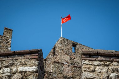 Anadolu kalesinde (Anadolu Hisarı) güzelce Hisar(meaning Proper Castle) bilinen Istanbul.Historically üzerine Türk bayrağı İstanbul Anadolu (Asya) tarafında bulunan bir kaledir
