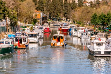 Göksu Nehri turist ve yerliler dinlenmek ve Nisan, 2017 Istanbul,Turkey.15 yemek için popüler bir yer
