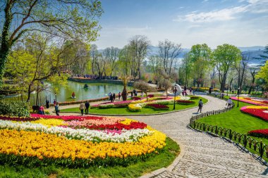 Emirgan Parkı, Sarıyer semtinde yer alan tarihi bir kent parkı geleneksel Lale Festivali. Turistler ve yerliler için ziyaret edin ve zaman harcamak. Istanbul,Turkey.15 Nisan, 2017