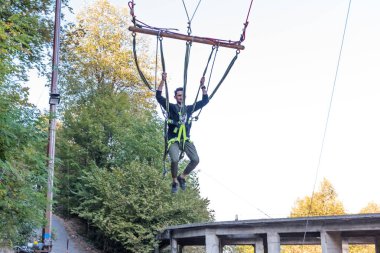 Kimliği belirsiz adam eğlenceli, Maşukiye, yerli halk ve turistler için popüler bir hedef için bir makinede sallanan. Kocaeli.Turkey.22 Ekim, 2017