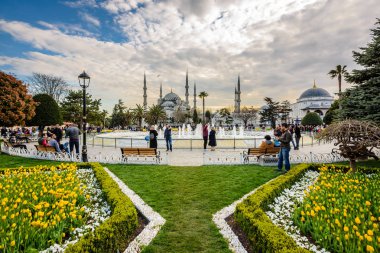 Geleneksel Lale Festivali Sultanahmet Meydanı'nda Sultan Ahmet Mosque(Blue Mosque) manzarasına sahip. Istanbul,Turkey.04 Nisan, 2017