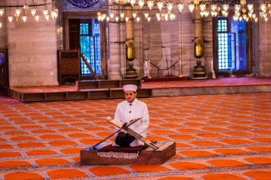 Türk imam Kur'an'Süleymaniye Camii, Osmanlı Mimar Sinan.Istanbul,Turkey.04 tarafından Haziran 2017 tasarlanmış ve İslami öğelerle Süslenmiş okuma