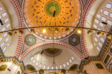 İç dekorasyon ve Süleymaniye Camii sanat. Duvarlar, tavan ve kubbeler İslami öğelerle süslenmiş ve Haziran 201 Osmanlı Mimar Sinan.Istanbul,Turkey.04 tarafından tasarlanan