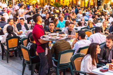 Müslüman insanlar açlık Süleymaniye Camii bölgesinde Ramazan ayında Ezan (ezan) ve akşam yemeği (Iftar) için bekleyin. Istanbul, Türkiye.04 Haziran 2017