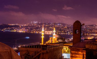 Çamlıca Tepesi, boğaz ve avlu Süleymaniye, İstanbul 'un Anadolu yakasında gece görünümü.