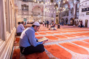 Kimliği belirsiz Türk Müslüman erkek Kur'an'Süleymaniye Camii, Osmanlı Mimar Sinan.Istanbul,Turkey.04 tarafından Haziran 2017 tasarlanmış ve İslami öğelerle Süslenmiş okuma