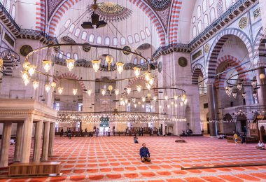 Kimliği belirsiz Türk Müslüman erkeklerin Haziran 201 Osmanlı Mimar Sinan.Istanbul,Turkey.04 tarafından tasarlanmış ve İslami öğelerle dekore Süleymaniye Camii, dua