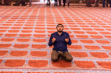 Kimliği belirsiz Türk Müslüman erkeklerin Haziran 201 Osmanlı Mimar Sinan.Istanbul,Turkey.04 tarafından tasarlanmış ve İslami öğelerle dekore Süleymaniye Camii, dua