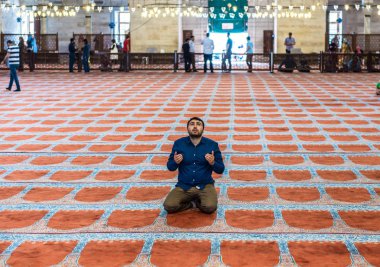 Kimliği belirsiz Türk Müslüman erkeklerin Haziran 201 Osmanlı Mimar Sinan.Istanbul,Turkey.04 tarafından tasarlanmış ve İslami öğelerle dekore Süleymaniye Camii, dua