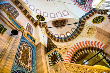 İç dekorasyon ve Süleymaniye Camii sanat. Duvarlar, tavan ve kubbeler İslami öğelerle süslenmiş ve Haziran 201 Osmanlı Mimar Sinan.Istanbul,Turkey.04 tarafından tasarlanan