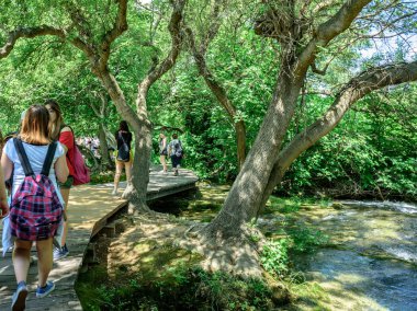 Kimliği belirsiz insanlar yürümek ve Milli Park Krka keşfetmek, Sibenik, Hırvatistan, Hırvat Milli Parklar biri 27 Mayıs 2017
