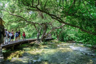 Kimliği belirsiz insanlar yürümek ve Milli Park Krka keşfetmek, Sibenik, Hırvatistan, Hırvat Milli Parklar biri 27 Mayıs 2017