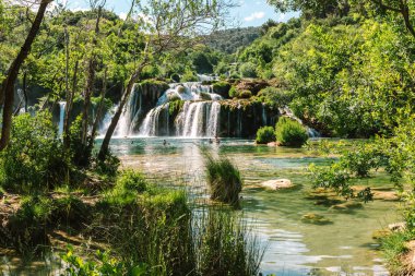 Turistler 27 Mayıs 2017 şelalenin Skradinski Buk Krka Milli Parkı'nda, Sibenik, Hırvatistan, Hırvat milli parkları, yüzmek