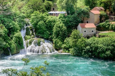 Şelalenin Skradinski Buk Krka Milli Parkı'nda, Sibenik, Hırvatistan'daki Hırvat milli parkları havadan görünümü.