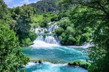 Panoramik şelale Krka Milli Parkı'nda, Hırvat milli parkları Sibenik, Hırvatistan.