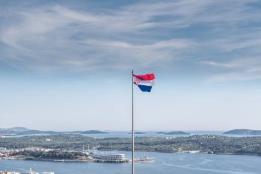 Barone kale ve Hırvat bayrak görünümünü ön Tarih: Sibenik, Hırvatistan, 28,2017 olabilir