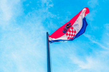 Hırvatistan son derece ayrıntılı kumaş hafif mavi gökyüzü arka plan ve düzenleme alanı ile rüzgarda sallayarak bayrak