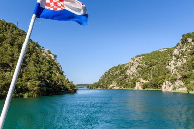 Krka river Valley, Hırvatistan bayrağı ön planda Sibenik, Hırvatistan Milli Park Krka gemi yelken.
