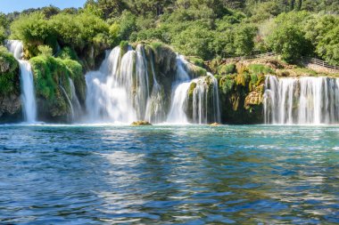 Şelalenin Skradinski Buk Krka Milli Parkı'nda, Sibenik, Hırvatistan'daki Hırvat milli parkları görünümünü.