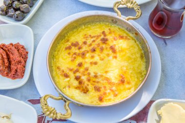 Geleneksel Türk Kuymak, Guymak (kızarmış peynir ve Mısır unu) kahvaltı için hizmet için bakır tavada yemeğidir. Onun birincil maddeler vardır mısır unu ve peynir