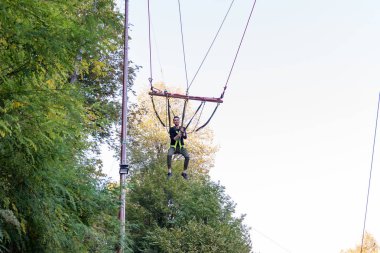 Kimliği belirsiz adam eğlenceli, Maşukiye, yerli halk ve turistler için popüler bir hedef için bir makinede sallanan. Kocaeli.Turkey.22 Ekim, 2017