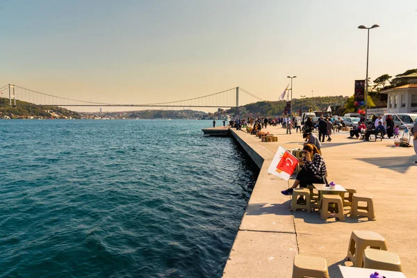 Turkse Vlag Met Opvatting Van Bosporus Houdt Onbekende Vrouw Achtergrond — Stockfoto