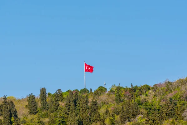 Вид Розмахуючи Турецький Прапор Синім Небом Пагорбі Вітрі Стамбул Туреччина — стокове фото