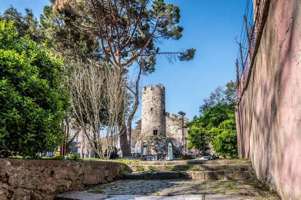 Istanbul.Historically güzelce Hisar(meaning Proper Castle) İstanbul Anadolu (Asya) tarafında bulunan bir kale olarak bilinen Anadolu kalesinde (Anadolu Hisarı)
