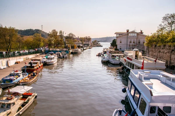 Goksu 河是游客和当地人在土耳其伊斯坦布尔休息和用餐的热门目的地 April 2017 — 图库照片
