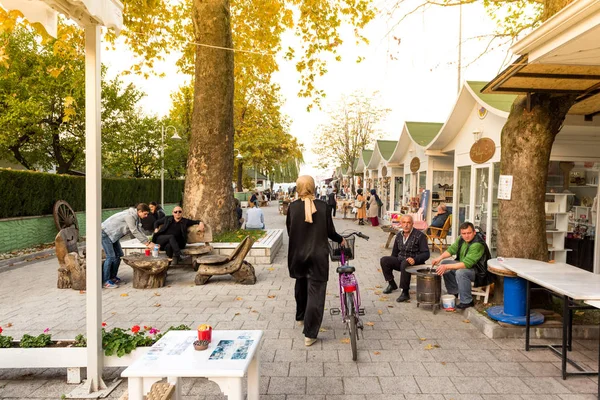 Niet Geïdentificeerde Mensen Tijd Doorbrengen Het Park Buurt Van Lake — Stockfoto