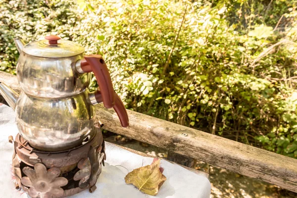 伝統的なトルコ式紅茶に木製のテーブルに火鍋が提供する準備ができて待っています — ストック写真