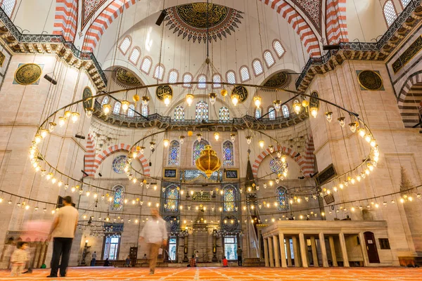 Hombres Musulmanes Turcos Identificados Rezando Mezquita Suleymaniye Decorados Con Elementos — Foto de Stock