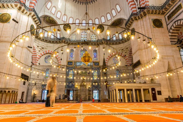 Oidentifierade Turkiska Muslimska Män Süleymaniyemoskén Dekorerad Med Islamiska Element Och — Stockfoto