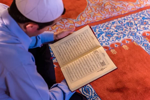 Kimliği belirsiz Türk Müslüman erkek Kur'an'Süleymaniye Camii, Osmanlı Mimar Sinan.Istanbul,Turkey.04 tarafından Haziran 2017 tasarlanmış ve İslami öğelerle Süslenmiş okuma