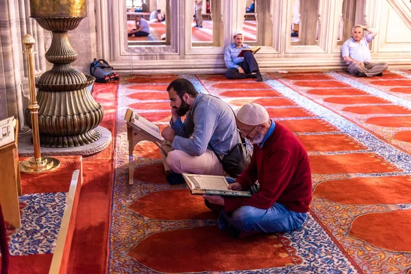 Hombres Musulmanes Turcos Identificados Leyendo Corán Mezquita Suleymaniye Decorados Con — Foto de Stock