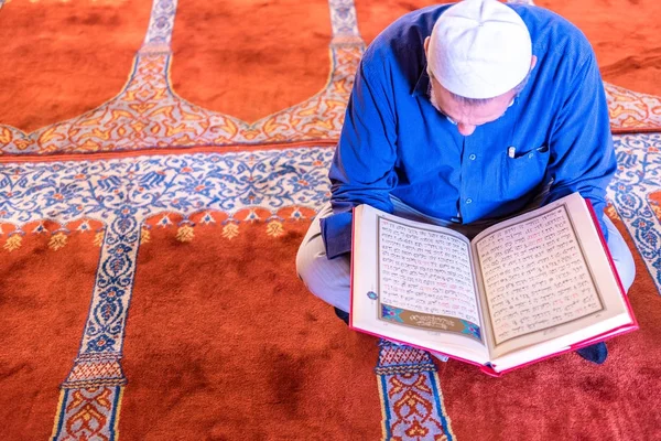 Kimliği belirsiz Türk Müslüman erkek Kur'an'Süleymaniye Camii, Osmanlı Mimar Sinan.Istanbul,Turkey.04 tarafından Haziran 2017 tasarlanmış ve İslami öğelerle Süslenmiş okuma