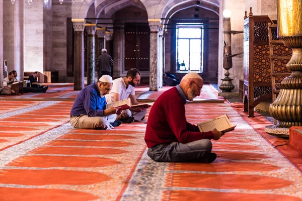 Neidentifikovaný Turecké Muslimských Mužů Čtení Koránu Sulejmanova Mešita Zdobené Islámské — Stock fotografie