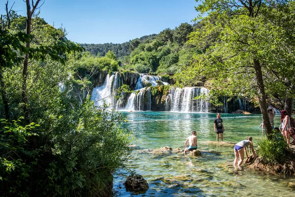 Turisták Úszni Vízesés Skradinski Buk Krka Nemzeti Parkban Horvát Nemzeti — Stock Fotó