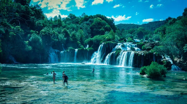 Los Turistas Nadan Cascada Skradinski Buk Parque Nacional Krka Uno —  Fotos de Stock