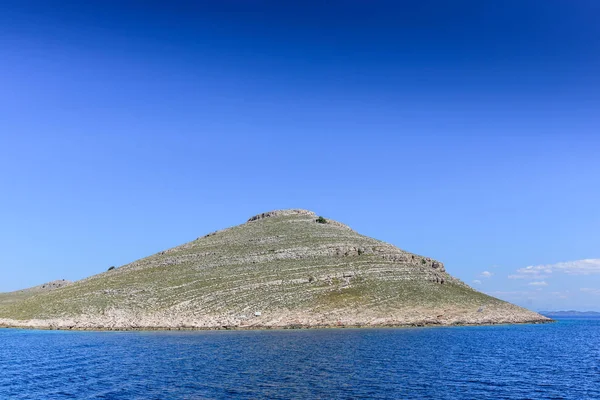 它是科纳提 Arhipelago 的许多岛屿之一 克罗地亚的一个国家公园 位于亚得里亚海的中央住宿 地中海沿岸景观在 Dalmatic 科纳提岛 — 图库照片