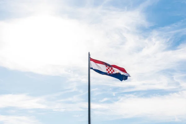 Bandera Croacia Ondeando Viento Con Tela Altamente Detallada Cielo Azul — Foto de Stock