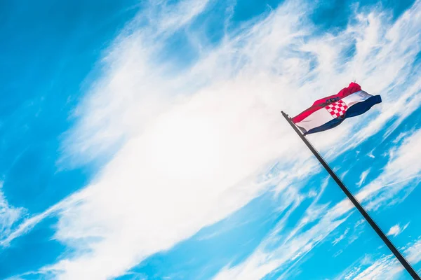 Bandera Croacia Ondeando Viento Con Tela Altamente Detallada Cielo Azul — Foto de Stock