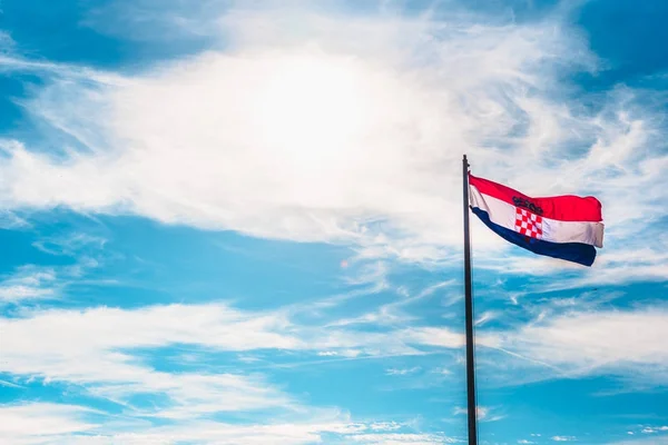 Bandera Croacia Ondeando Viento Con Tela Altamente Detallada Cielo Azul — Foto de Stock